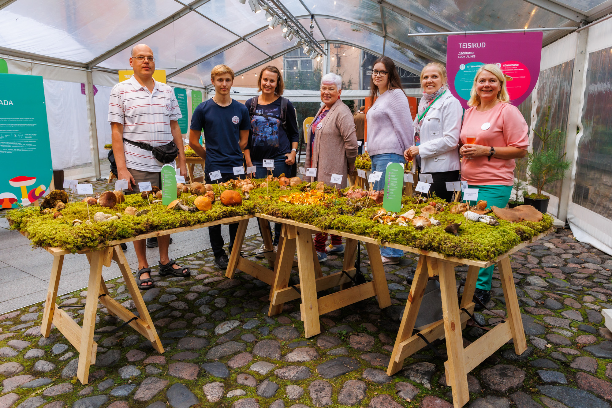 Seenenäituse vabatahtlikud näituse avamisel 12. septembril 2024.