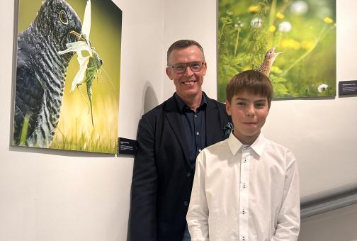 Ilmar ja Verner Kaur fotode taustal